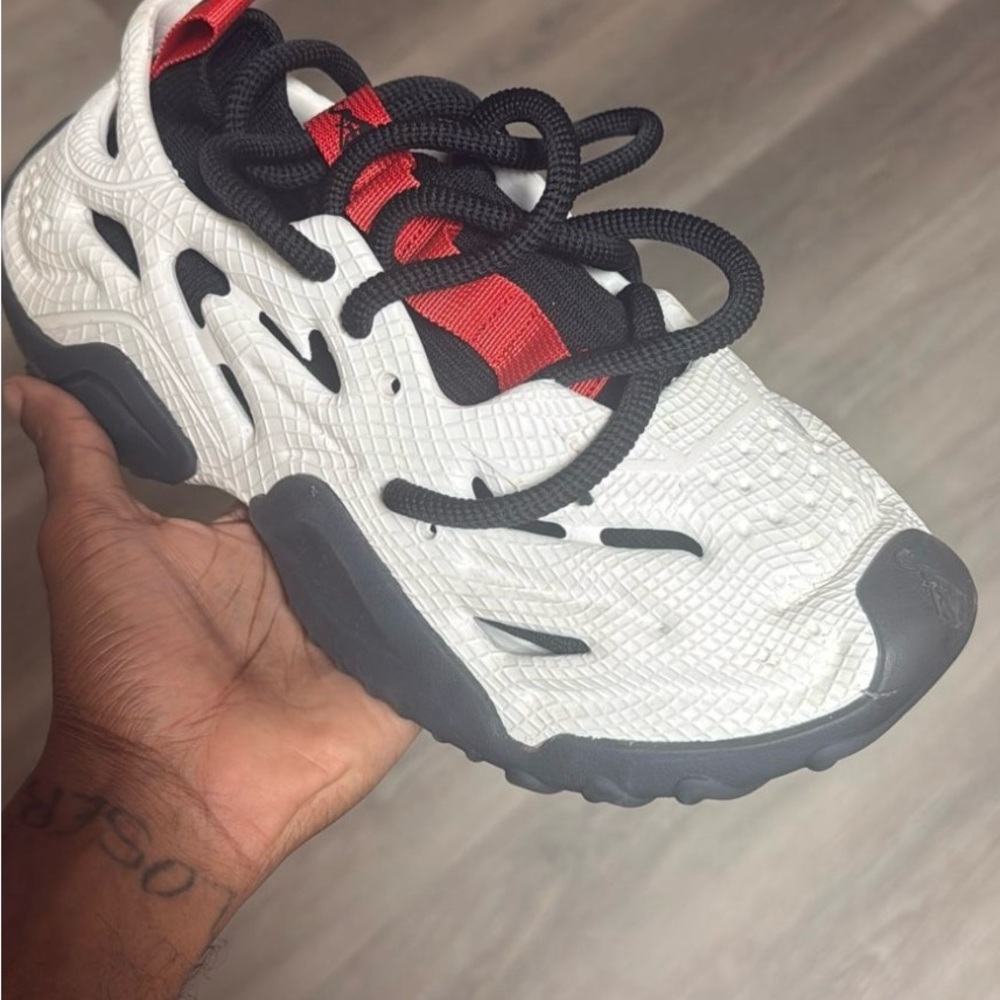 Sia collective: STO foam vultures Men's White and Red Sneakers